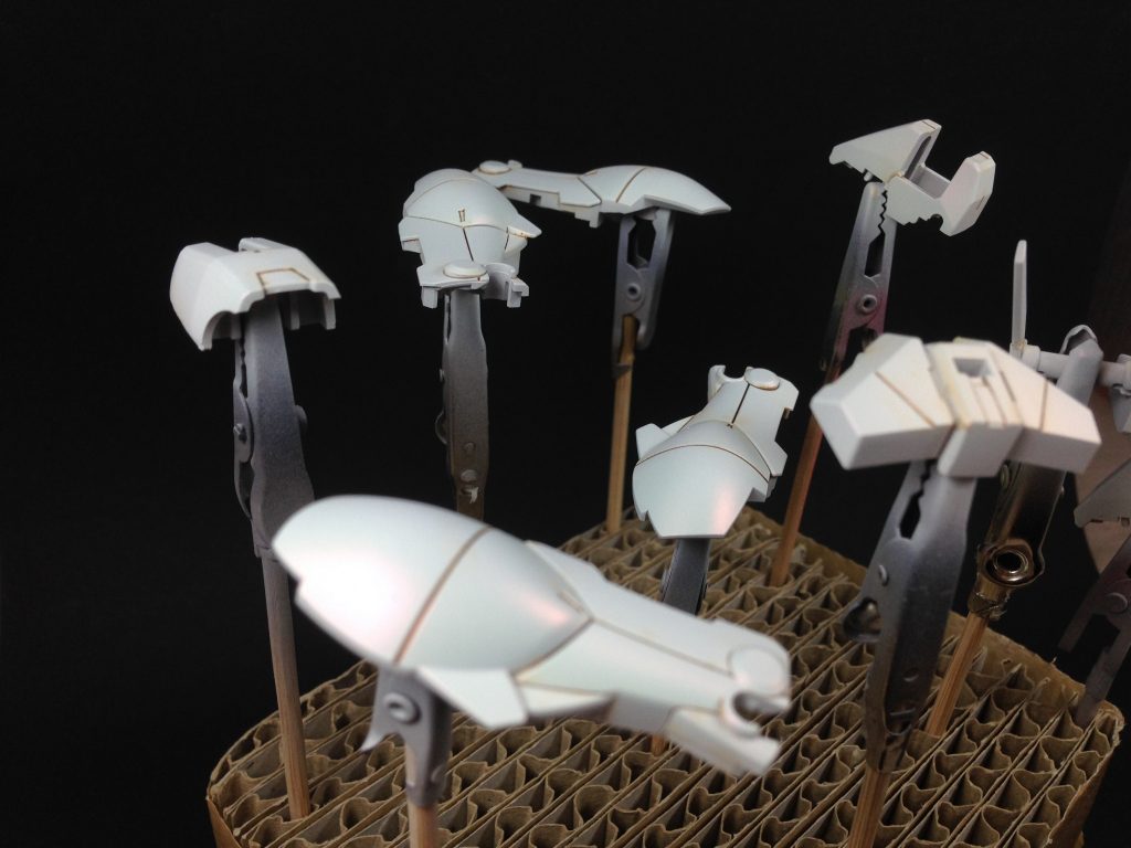 微妙ですが、ホワイト部分にもルビーレッドを塗ったのがわかる製作途中。