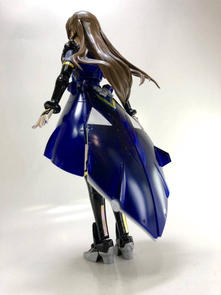 塗装後になりますが、アピール写真に載りきらなかったバックショットも。
志保さんの特徴的なロングヘアは、下地にブラックを吹いた上からブラウンで塗装。
少し下地の黒を透けさせる事で、志保さんらしいダークブラウンの髪色を再現しています。
細かいところで言うと、Code:EScape元衣装の腰裏のリボン再現のために、モビルドールサラの首裏リボンをポンと取ってポンと腰に接着し直したりしてます。