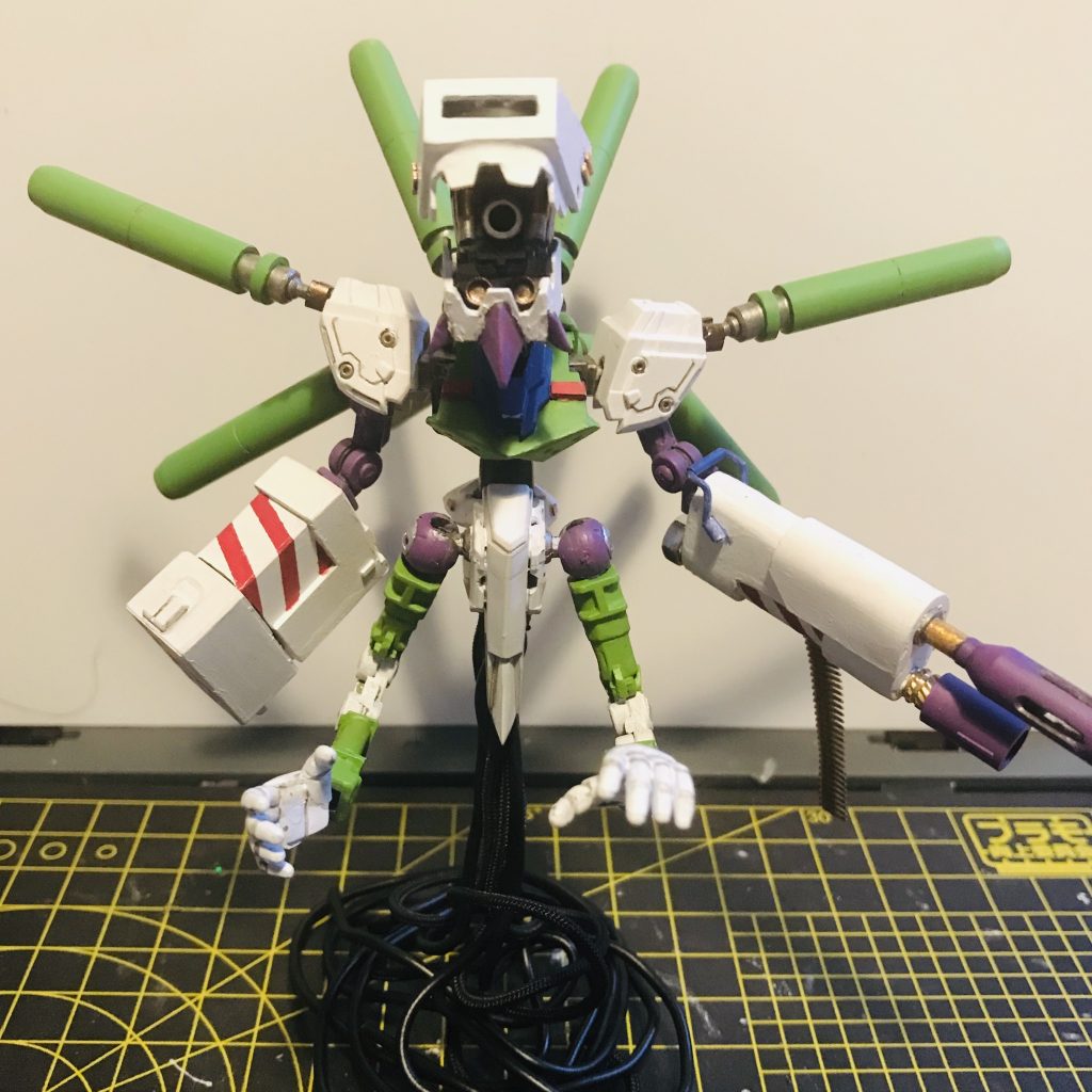 頭部はスクラッチです。パテとプラ板製です。ホントはミライト仕込む予定で作ってたんですが、組立の時には脱走されてました(>_<)
腰部はジャンクパーツで見繕ってます。