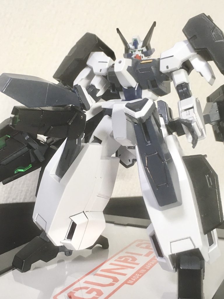 隠しギミックとしてシェヘラザードの膝装甲の下にはセラヴィーのGNキャノンがあります。敵と正面に向き合っていればGNキャノンがあるようには見えません。MSGのミサイルハッチの基部を取り付けてビギニングの三角パーツを充てて接着することで、中身をくり抜いたシェヘラザードの膝装甲カバーが開くようにしてます。