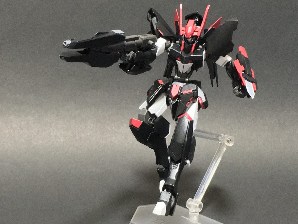 エンハンスドライフルは上下二連装のリニアライフルである。
銃身部が上下に開閉するギミックを持ち、オープンバレル式のビーム砲としても機能する。
ビームは一点集中の照射型であり、リニアで牽制した相手に本命の攻撃として撃ち込む。