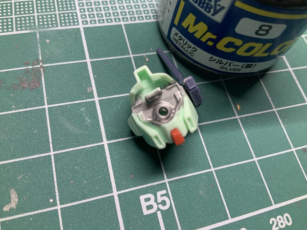 ジェガンのこの部分にシルバーを塗ると内部が光っているような効果が⋯