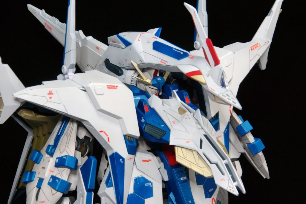 龍の首…に見える部分にプラ板を追加してアクセントに。水転写デカールはVer.Kaと通常のMGの間くらいになるよう量を調整。