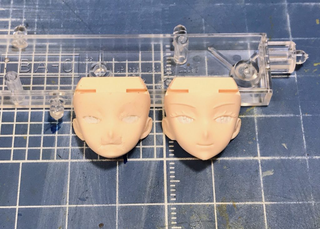 膨れっ面は笑顔のパーツをプラの肉厚内で削り加工。