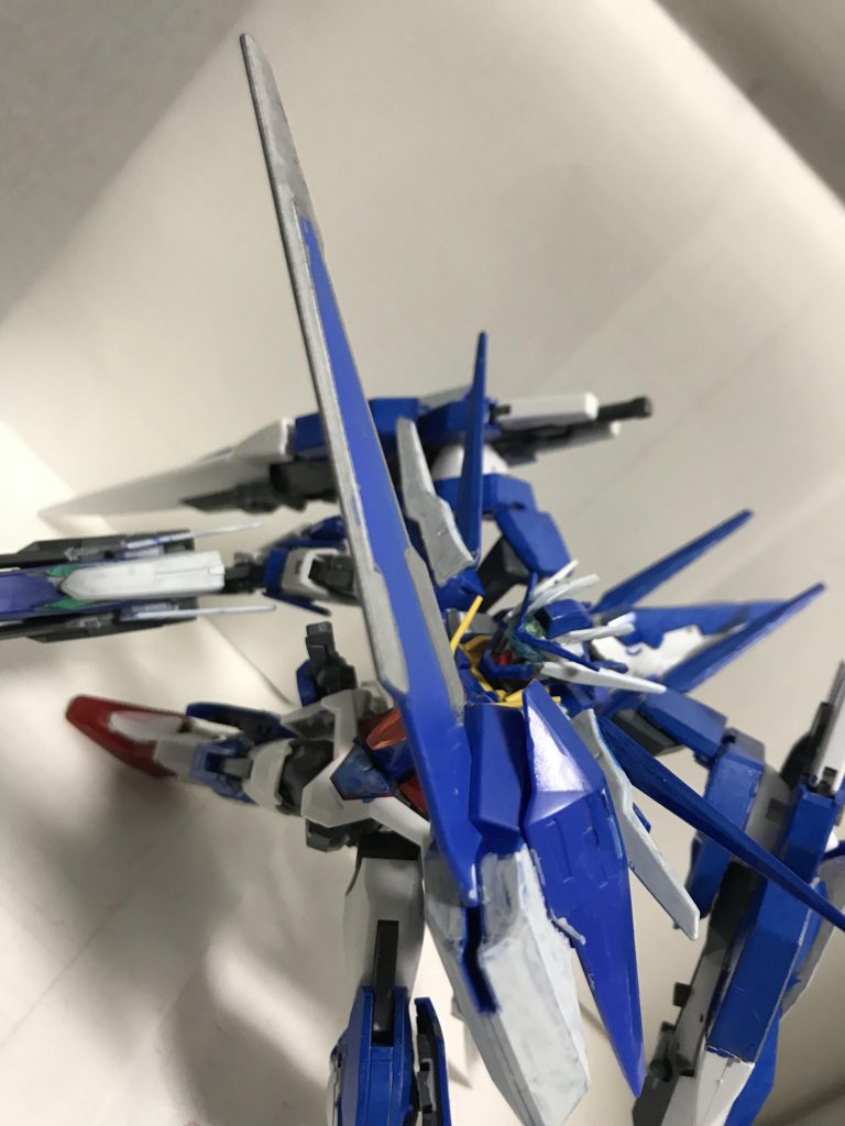 左腕に常時装備されているGNディフェンサーソードです。トランザムブースターの剣とオーライザーのGNマイクロミサイルの部分を組み合わせました。