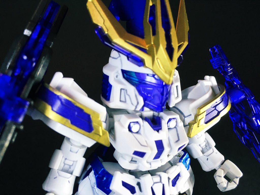 また成型色が青かったので青だろうと誤解しそのまま青一色に塗ってしまっていた腰のパーツをはじめ、一部カラーリングを設定画に沿うよう修正しました。