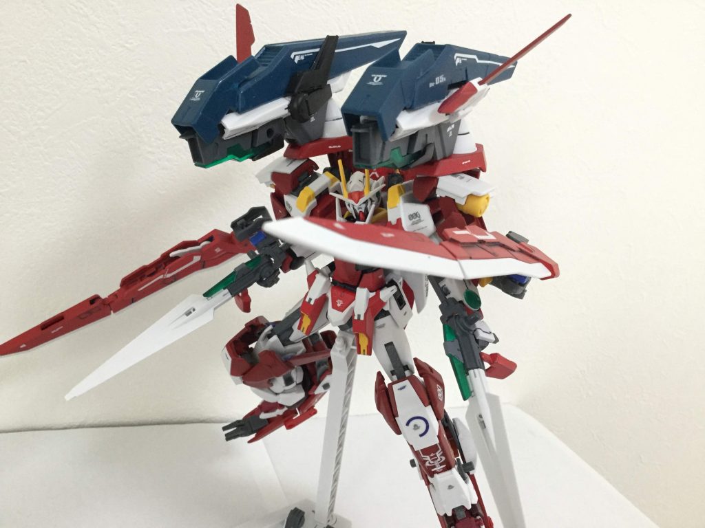 バスターソードⅢ改は本来のGNアームズの大型ソードより軽量化し、機動性を殺さず高機動での移動が可能