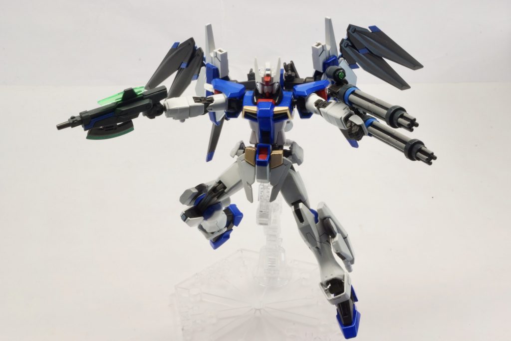 GNビームガトリングガン
腕部のマウントラッチに接続されたビーム兵器。2挺のガトリングガンが装備されているが、小型で取り回しもよい。面制圧に適している。