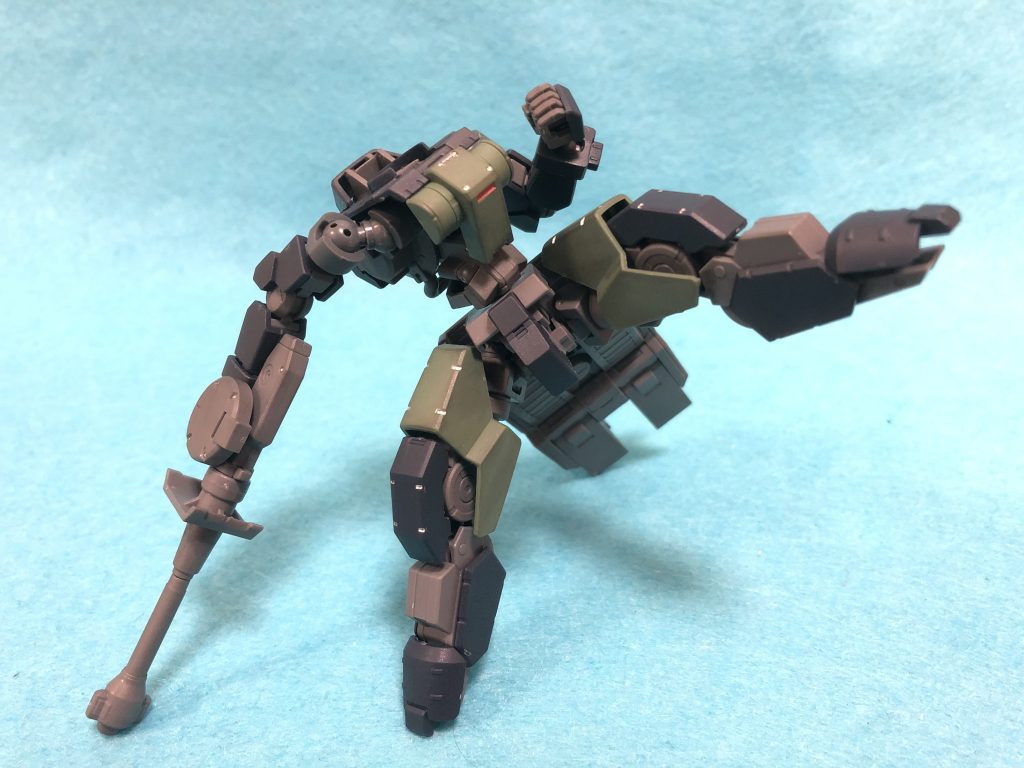 可動域もゲイレールからほぼ変わらず。肩に関しては、より動くようになってるかも知れません。