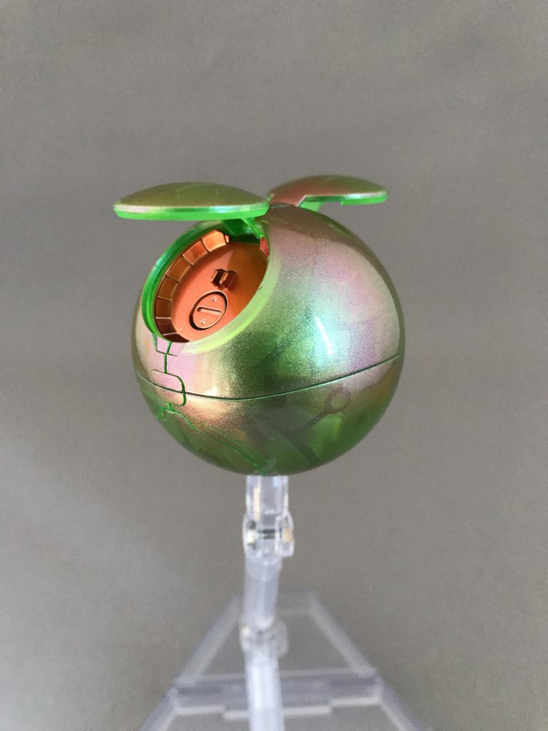 中心は緑系、外側は赤系に見えます。
ツヤツヤで周囲が写り込むので、撮影に苦戦しました。