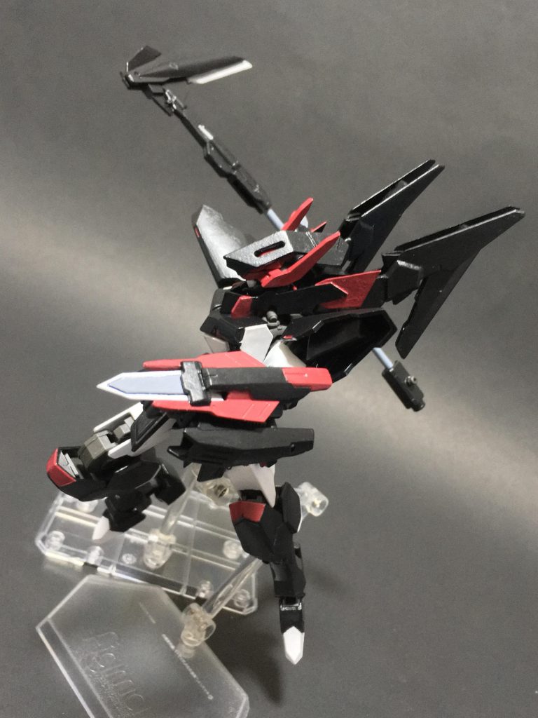 ガンダムフレーム機の持つパワーとナノラミネートコートの防御力により、正面から相手を圧倒する戦法を得意とする。
本形態で多用するバトルサイスは、マシンガンのパーツが基部に使われている。斬撃の瞬間、内蔵した炸薬に点火して刀身を加速させる機構を持ち、更に攻撃力を高める。