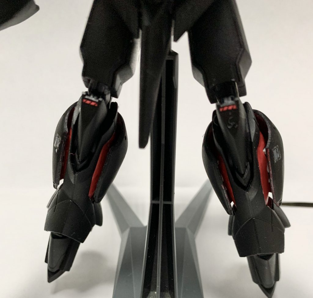 脚部の赤く塗装しているところは排熱によって赤くなっている。という設定です。