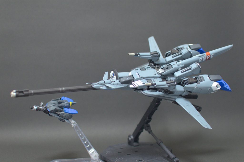 パーツの色分けを増やしたので若干情報量が上がりました。一緒に飛んでるのはガンダムベース東京で見つけたBB戦士版ゼータプラス。