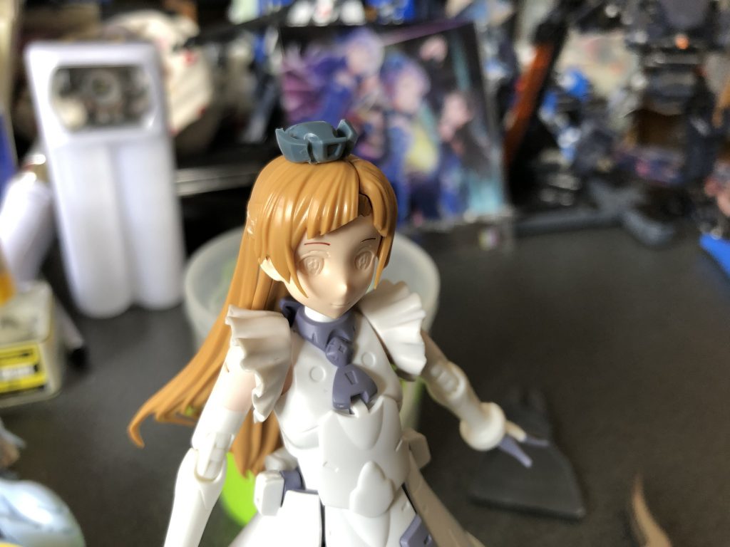 特徴的な帽子は、HGUCジェスタの頭部バイザーを4分割して接着し直す事で帽子状の形状になってます。
こちらのアイデアは、フォロワーの信濃さん（[@jinkusulv1](https://twitter.com/jinkusulv1)）がメガミデバイスでEScape真壁瑞希を制作された際に用いられていたものです！
シンプルな構成で元衣装のイメージに近い形状になっていたので、今回真似させてもらいました。信濃さんありがとうございます！