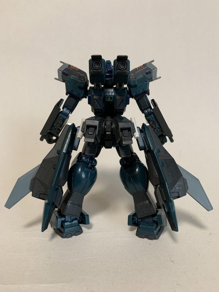 アクティブイーグルをモチーフにして、ジャンプユニット、肩の大型スラスター、バックパックのブースターを追加しています。頭部もパテで大型化してセンサー類の追加を行なっています。