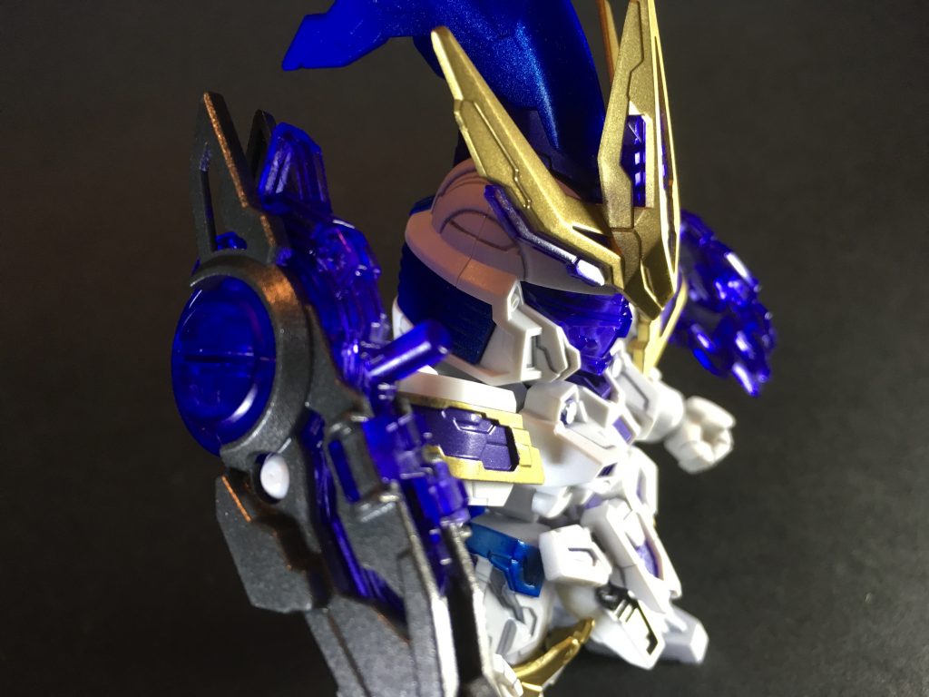 当時まだ創傑伝製作歴が浅く、本シリーズの特徴的クリアパーツを活かすという方向性が固まっておらず紫にベタ塗りしてしまっていた反省点がありました。
今回塗料を剥がし、再度クリアパーツにはパールクリヤーを吹いて透過性が残るよう調整しました。