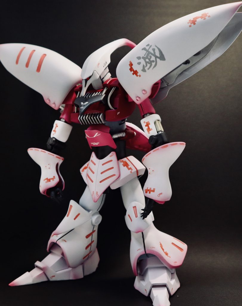 首、腰をパテ、プラ板で延長してサザビーの二の腕と足をミキシングしました。
かなり大きくなってしまいました。MGガンダムと変わらない大きさです笑