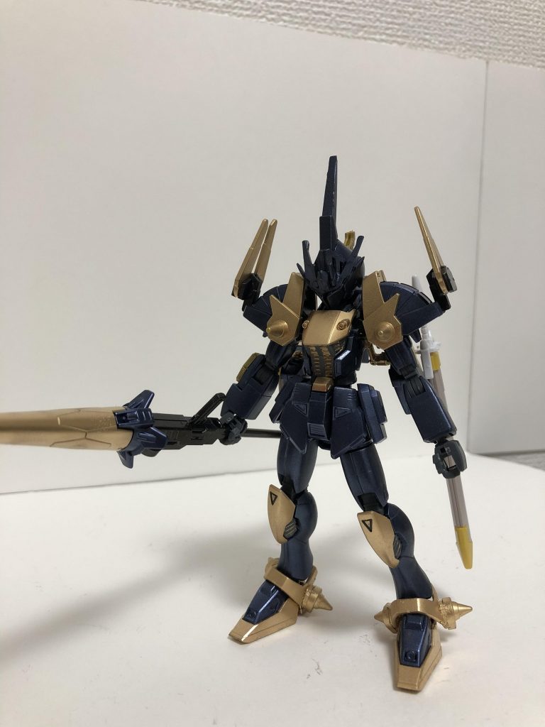 仮面騎士モード
仮面をし、肩アーマーを上にあげ、背中のバインダーは下に向いている状態
この状態では主にランスを使った中距離戦をする