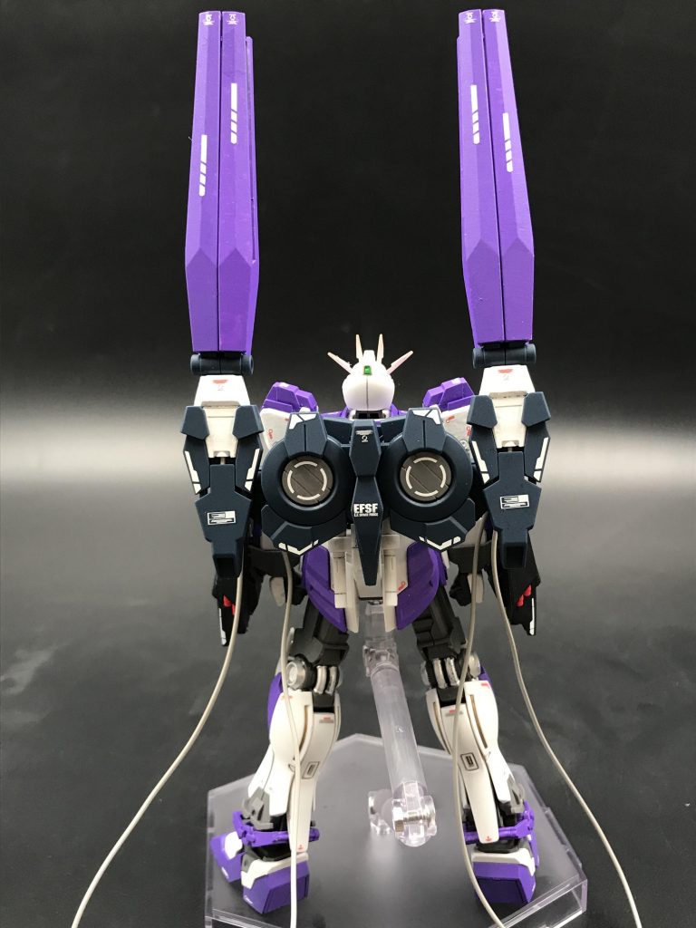 バックパックとシールドにはラインを入れました。外付けパーツ感を出したかったので、素体にはラインを貼りませんでした。