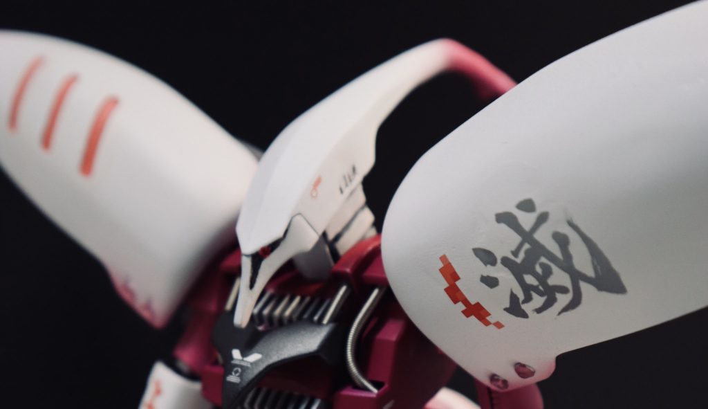 排気ダクトの丸いやつを無くしたかったのでパテで塞ぎましたが 仕上がりがいびつだったのでデカール貼って誤魔化しました笑