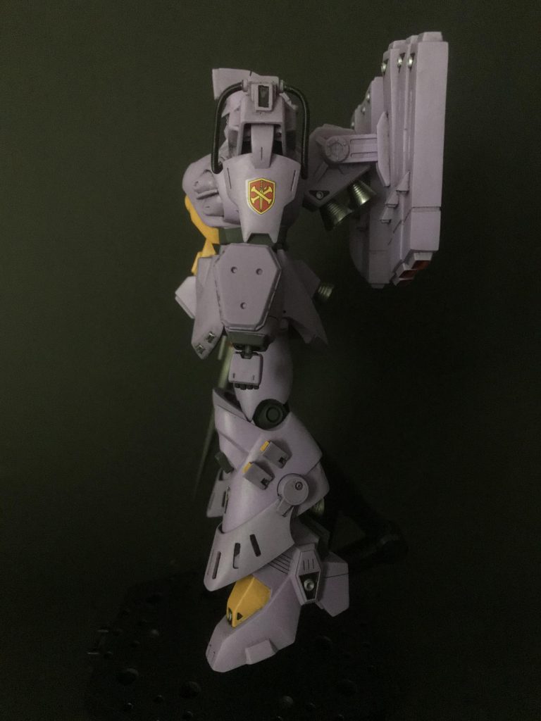 肩の紋章はデカールを貼るのにモールドが邪魔でやすって貼りました。