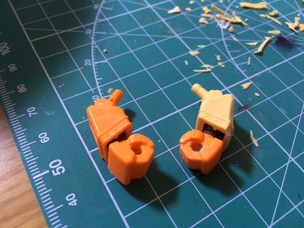 欠品していた片腕は、プラスチック粘土おゆまるで型取りしてエポパテで複製しました。