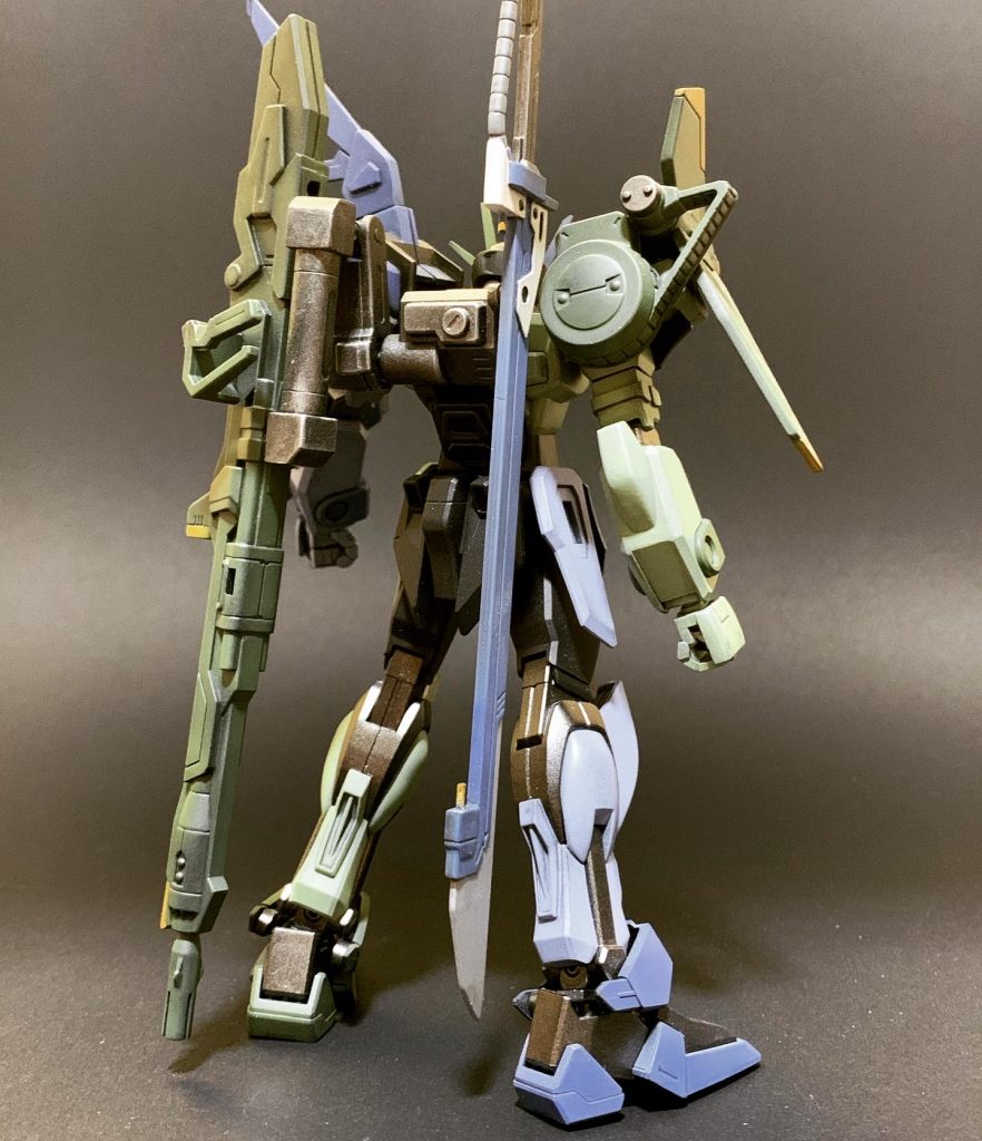 背中ゴテゴテ。
コレクションシリーズのソードとランチャーそのままでもディテール細かくて見栄えしますね。