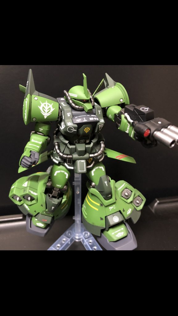 ガトリング砲を構えてみました。センサー部分は赤のHアイズを使用して裏側をクロームシルバーを筆塗りしました。頭部モノアイもHアイズに変更(2.2mm)しています。少し眉間を削って目つきを悪くしたつもりですがあまり変わらないかも……😅