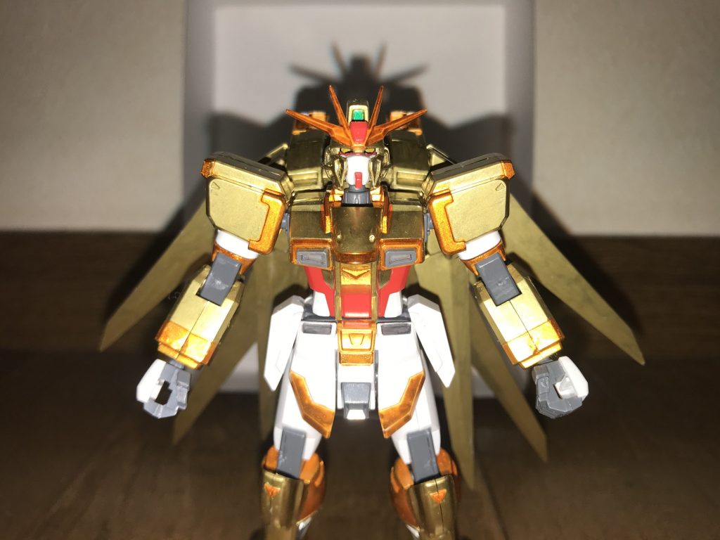 機体名:ムテキインパルスガンダム全高:15.9m(ハイパームーンウイング展開時17.7m)重量:18.4t可変支援機「ムテキブースター」と合体したインパルスガンダムのもう1つの最強形態。略称は、インパルスM。ムテキブースターと合体すると、インパルスガンダムは、全体的に金色とメタリックオレンジを基調としたカラーリングに変化する。