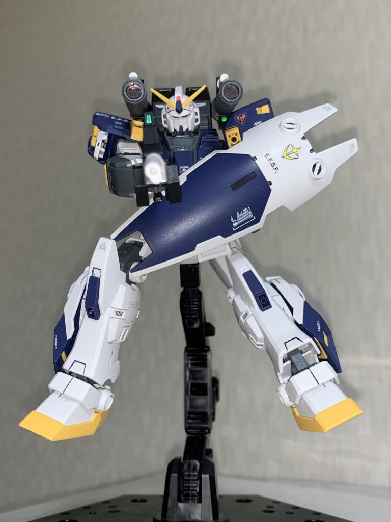 キャノン下部にある四角い部分とビームライフルのセンサーには偏光フィニッシュを使用。ビームライフルはシールもないので迷わず貼りましたが、キャノン下部のは本来センサーかわからなかったのでこうしようって発想だけで貼り付けてます。