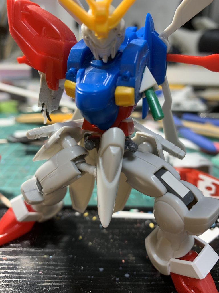 旧キットの稼働範囲では、再現できないポーズだったので干渉するところは切り取ったり、ピンは切り離して延長したりむきを変えたり、無理やりポーズ固定しました。