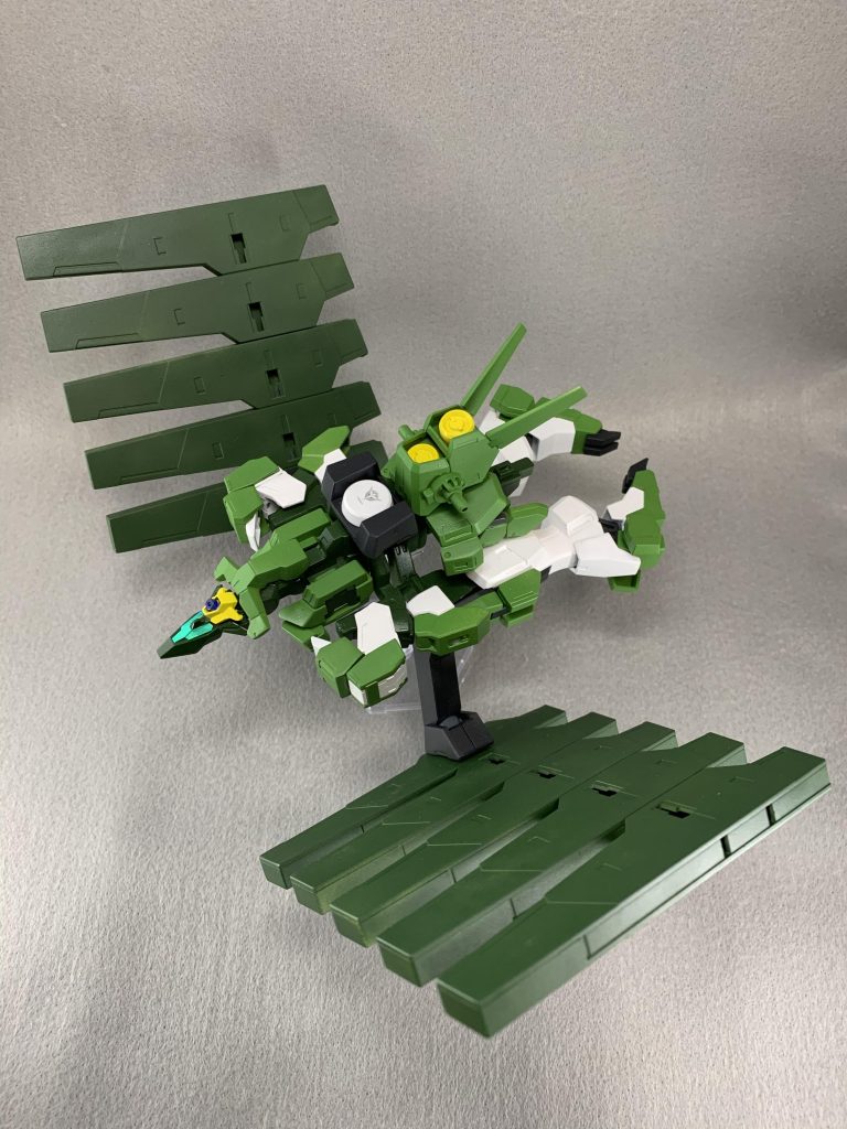 サバーニャアーマーの土台は、そのままでは干渉しまくりなので、改造して位置を変えたりパテで延長したりしてます。