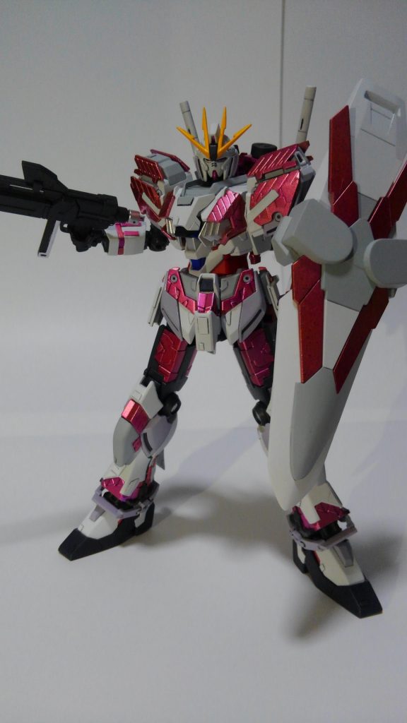 今回はリペイントなどの要素は無し、原作通りの塗装…のつもりでしたが
途中からモノトーンにしたくなり一部をグレーに塗装。
基本色の白はエアブラシで、ガンダムマーカーと黒、グレーは
自作ペンを用いたガンダムマーカーエアブラシ塗装となりました。