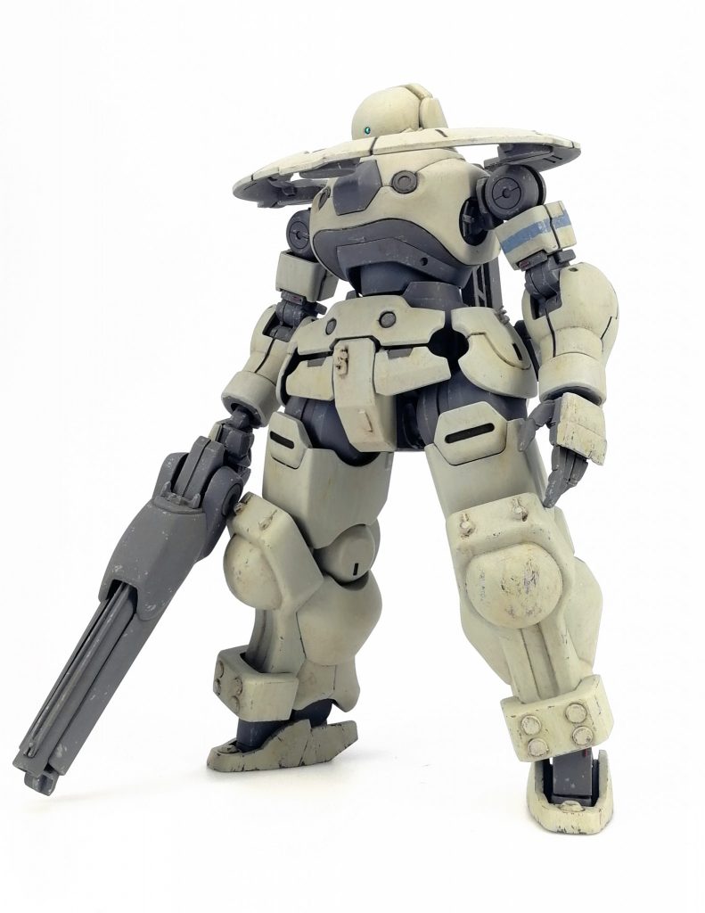 フレーバー的な設定
大体火星でロボでモンハン世界。
世代を重ねる人類であれば常に雛鳥は存在し親鳥もまた存在する。
塵芥の新人たちを狩人に育て上げる教官、トードスツールの乗機。
コボルトフレームを防御型アセットで組み上げ全身が高次元にまとめられた機体。
実のところ機体の制御はほぼ全て人脳より早く正確なAIによって自動化されており
本来新米とベテランで有意な差は無く、そもそもに人を乗せる意味自体が存在しないはずである。
しかし人は必要であり生き残る者と生き残らない者の明確な差も存在する。
その正体は「勘」
植物と菌類しか存在しない中テラフォーミングによって爆発的に形成された火星生物相は一種一個体や判別不能の別種が多数存在し、初期のAI機のみで編成された開拓部隊が正しく論理的な判断によってまとめて全滅するという状況が多数発生した。
いまだその初手に失敗すれば存亡の危機にすら繋がりかねない脆弱な人類圏においてその膨大な初見殺しに対応して見せたのが一部の察知能力に優れた人間である。
彼らは回避不要なはずの致命打を回避し、判別不能な脆弱部を的確に撃破する。
旧時代には勘とは経験に裏打ちされた堅実な予測に過ぎないという説もあったがその存在は現実によって実証された。
教官の仕事はその優れた勘を持つ者と持たないものを篩にかけ、持たないものを死ぬ前に返すことである。