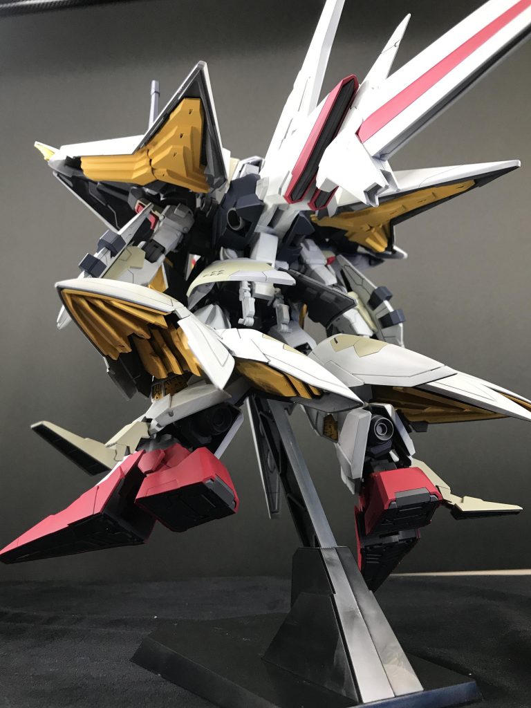 デカールを貼る前の下からのアングル。
黄色のフィンは一部追加してあります。