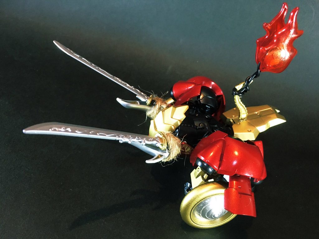 頭部の牛角に刀剣を括り付け、尾に火を燃やして敵陣に暴突する