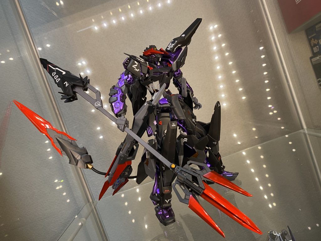 主兵装のGNトライデント
基本モードはこの形態で格納形態、テールブレードと合体したグレイヴモードに変形します