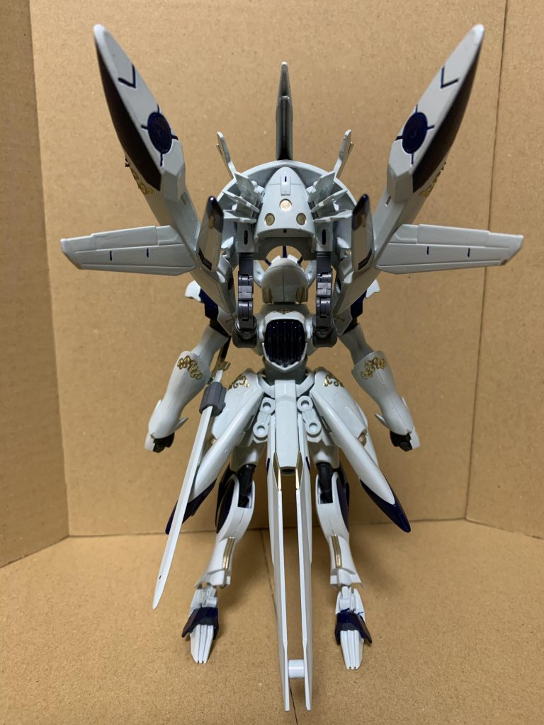 第7世代操兵 
聖王国で開発された魔操兵の一機種。 
第7世代相当の性能を付与する為、ファルネウスの開発と運用で得られたデータと他の第7世代機を徹底解析して建造された機体である。 
開発は825年からツヴァイトモーント工房が手掛けており、プロトタイプ試作機は828年に完成。これを用いた検証に2年を費やし、ブラッシュアップされた量産向け試作機を開発した。 
その後、聖王国軍へのプレゼンでクルセイダーの目にとまり、量産向け試作機をベースとした専用機として完成したのが魔操兵ベアトリスである。 
クルセイダーの聖痕の力を遺憾無く発揮できる様、クルセイダー個人の特性に合わせたチューニングを施した為、他のクルセイダーの操縦では十分に性能を発揮できないが、調整を合わせたクルセイダーが操縦した場合は復元古操兵に迫る性能を発揮する。