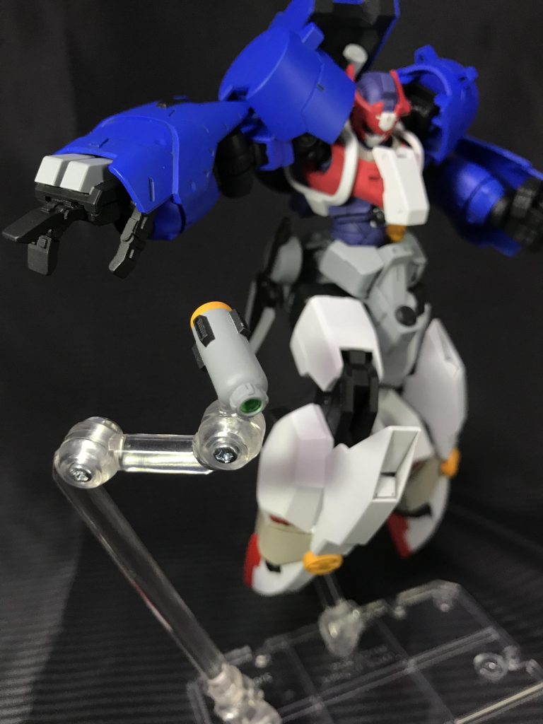 *大型フォトンボム*
腰には大型フォトンボムが格納されています。
膝を前方に突き出す事でリアスカートから投下・発射されます。
接続はネオジウムを使用。