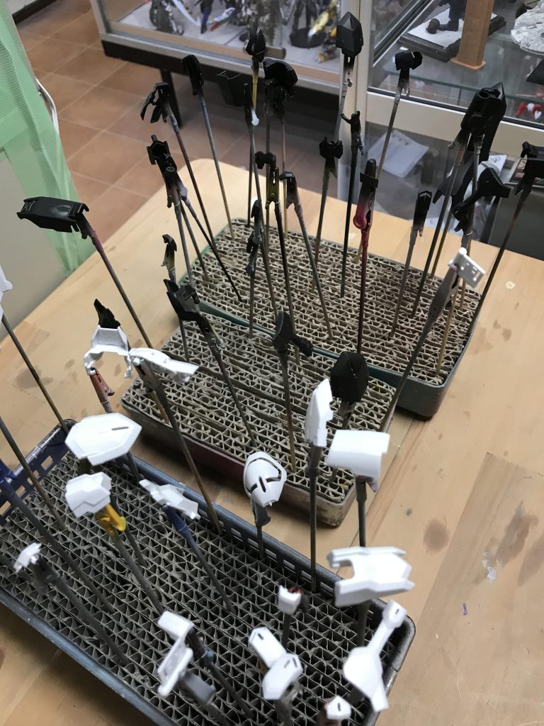 下地はガイアの黒サフ使用。白の発色が大変でした。。。