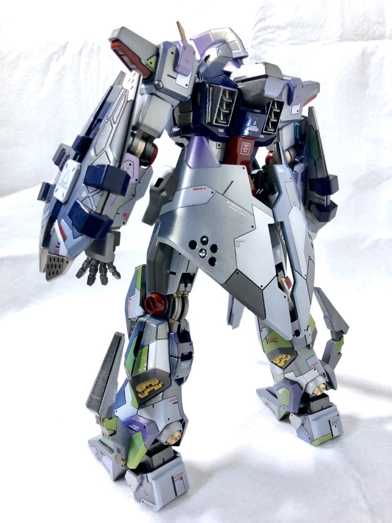 背面。今回はコーションデカールに挑戦しました。一番たいへんだった