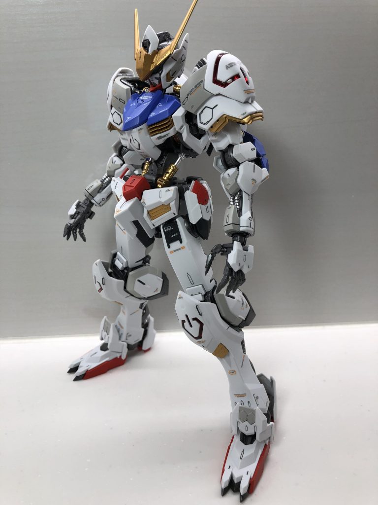 外装はアンテナ等のゴールド部含め、全てつや消し吹いています。