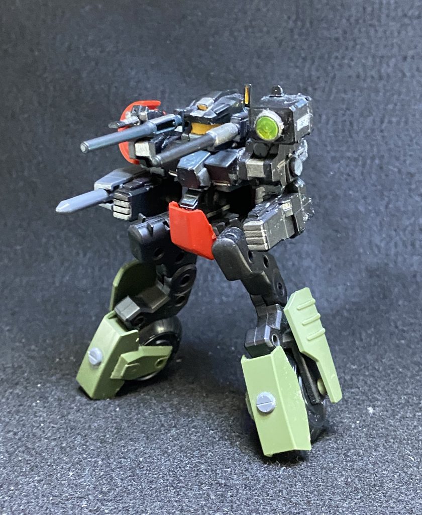 ミニロトくんは直立することも可能。
パイルバンカーと機関砲を装備して、単機での戦闘も可能。