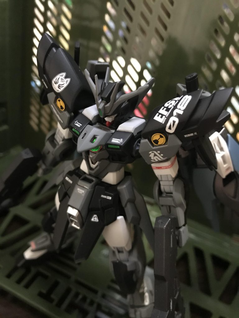 というわけで
ロンドベル治安維持遊撃部隊
特殊戦略作戦室機動9課
ウイングガンダムゼロ〝レイブン〟
マサキ.ハヤト少佐搭乗機
エピオンランサー、バスターに続くゼロシステムとサイコフレームの実験検証機の3番機。
3番機は特戦室機動9課
マサキ.ハヤト少佐の搭乗機として配備された。
主兵装はビームマシンガン
エタリウム合金製、ハイパーカレドヴルッフ。
黒い翼、レイブンと呼称される。