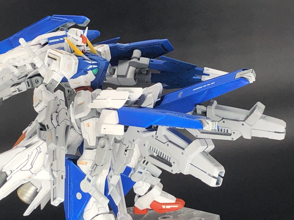 アヴァランチな脚部も一応稼働します。ビルダーズパーツの接続部品をかなり消耗しました( ̄▽ ̄;)