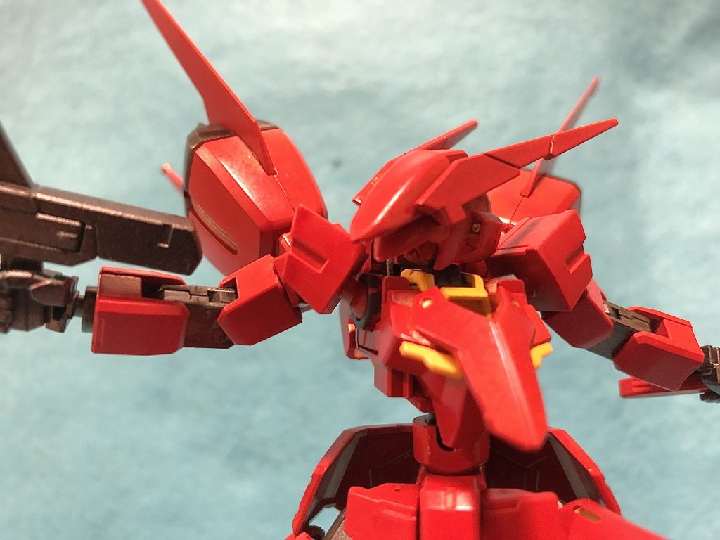 上半身は割とコアガンダムが残っています。腕なんてそのままです。