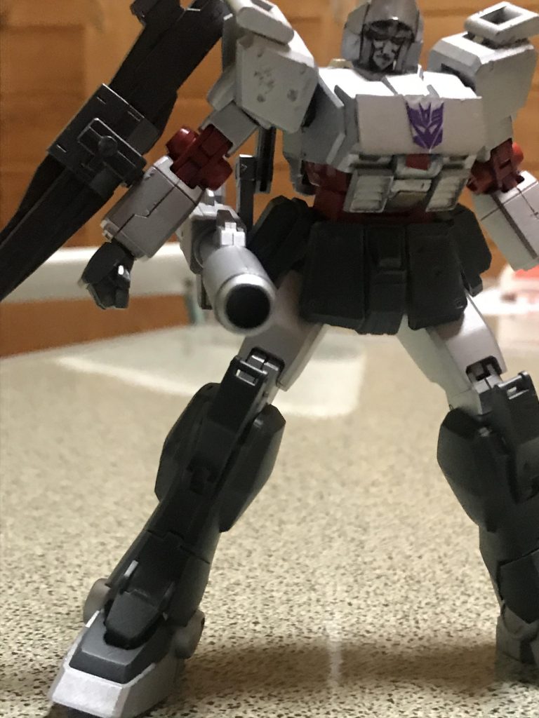 背部はレッドウォーリアーのバックパックをほぼそのまま使ってますので、レッドウォーリアーの武器はほぼ懸架できます。
デストロン又はディセプティコンのエンブレムはe-hobbyさんのものを使っております。