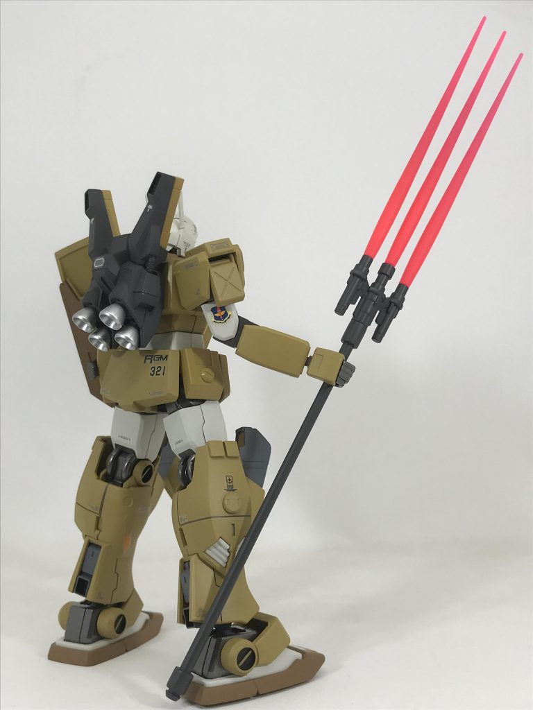 武装はセミストライカーという事でジャンクパーツとプラ棒で作成した三又の鉾（命名 トライデント）を装備。ジムⅢ一般機との差別化のため、ベタですが肩をジムストライカーから流用、オリジナリティを出す為に脚をビームマスターのものに置き換えてみましたがなかなかイケてると思います。d(￣ ￣)（ここでも自画自讃）