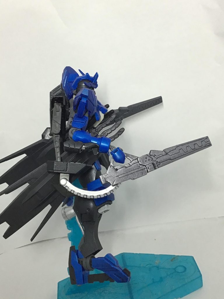 中距離支援仕様足る所以、レールガンは、バックパックのアームで前方に展開し、射撃形態に。