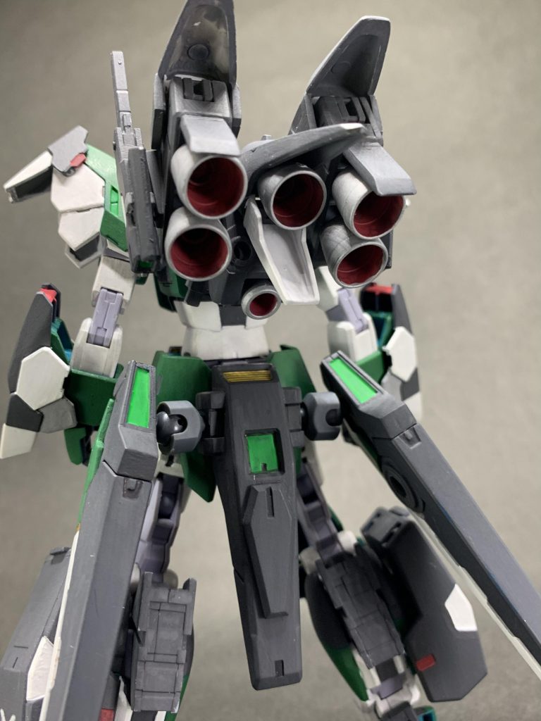 バーニアを複数増設一気に敵陣へ近づき一斉掃射した後、即時離脱これがこのガンダムの戦法です^ ^